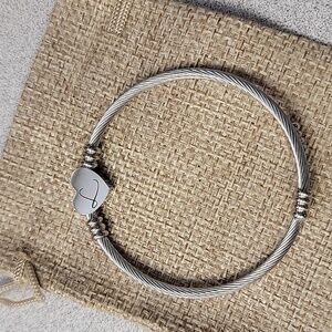 Chic Silver Bracelet with Heart Initial (L) Charm